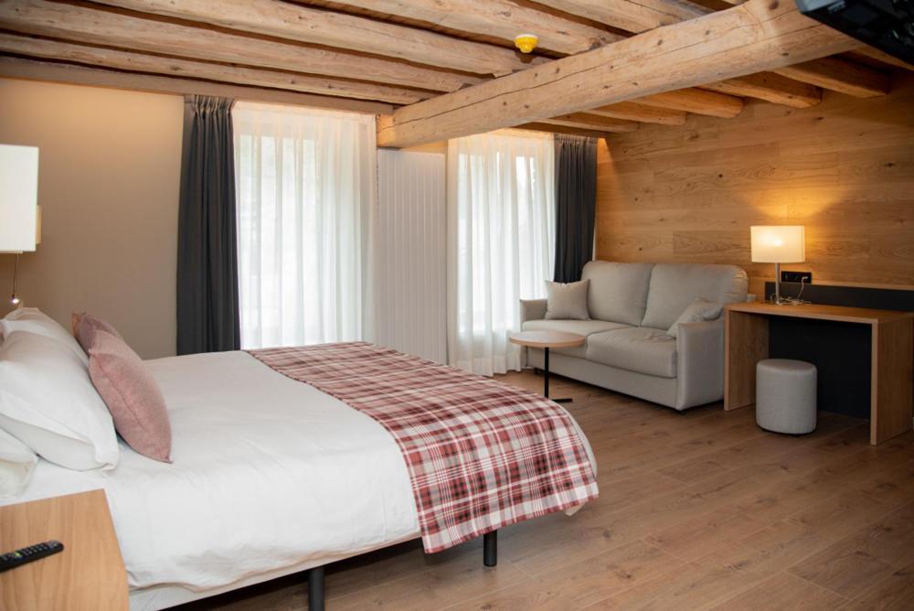 Hotel Roya Espot Dış mekan fotoğraf